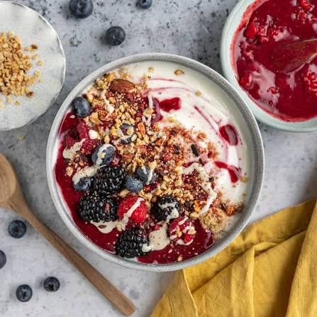 Bowl de Yogurt Natural con Fruta de Temporada