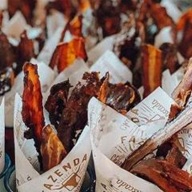 Tiras de bacon caramelizado, levemente picante e crocante.