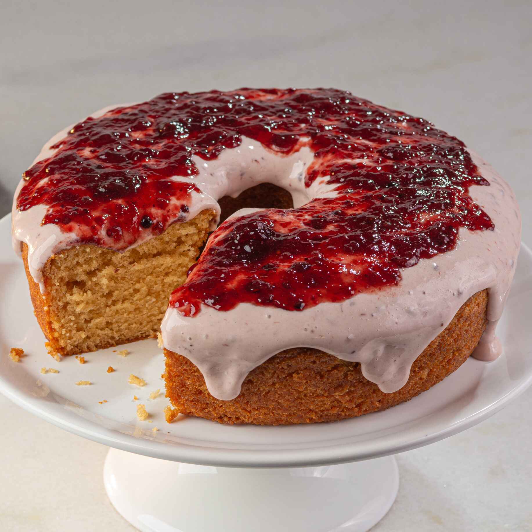 Delicioso Bolo caseiro de chocolate, cobertura de mousse e geleia de frutas vermelhas. Imagem meramente ilustrativa.

Bolo pequeno serve até 8 fatias
Bolo grande serve até 16 fatias