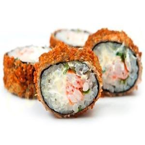 Hotroll empanado e frito, com recheio como camarão e cream cheese, resultando em uma textura crocante por fora e macia por dentro