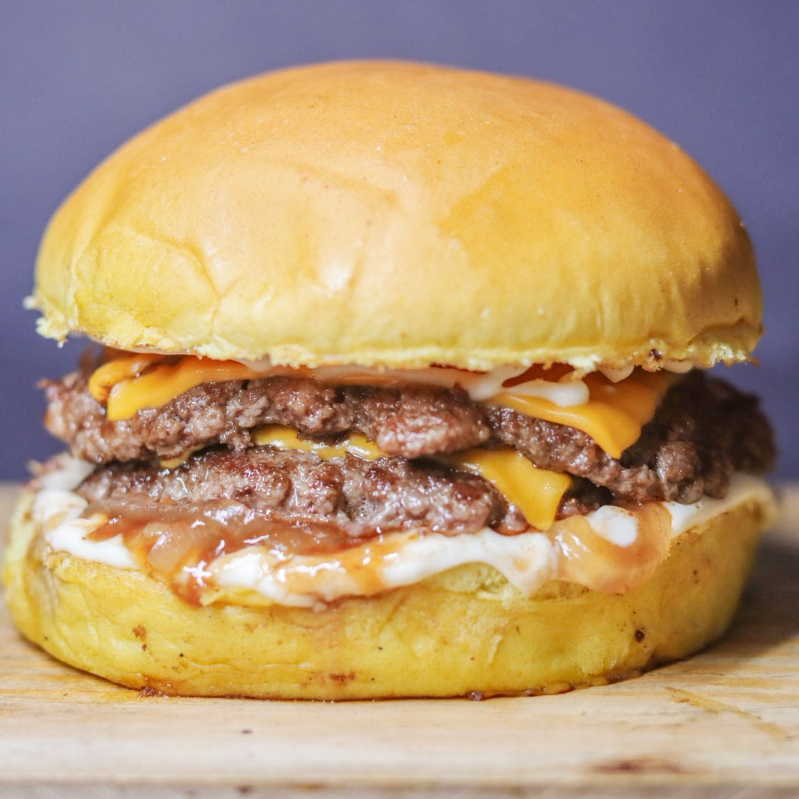 2 Delicioso Smash de Carne Artesanal de 80g, Pão Brioche, 3 Fatias de Queijo, Cebola Caramelizada e Maionese da Casa