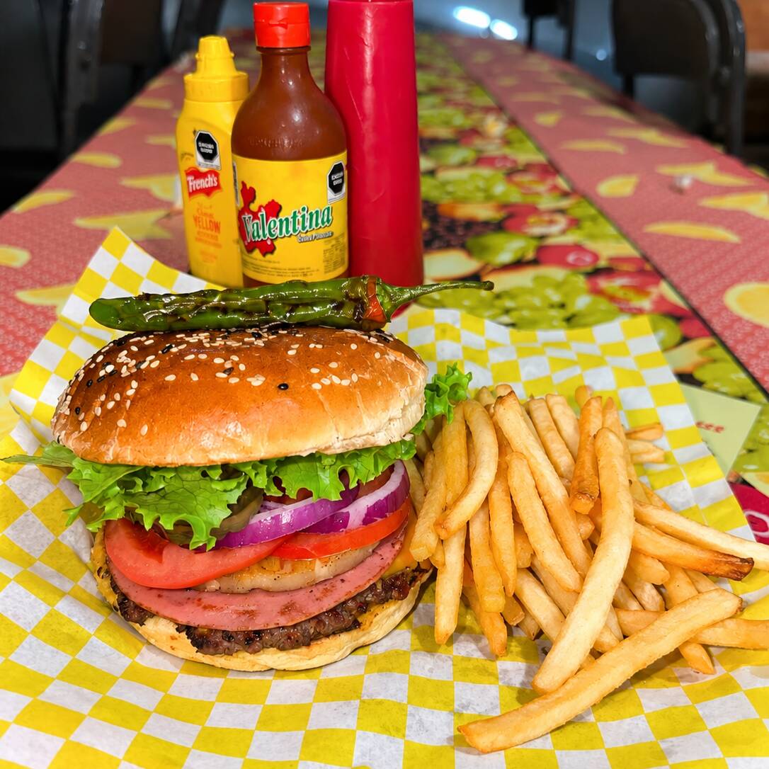 Hamburguesa Hawaiana con 1/2 Orden de Papas