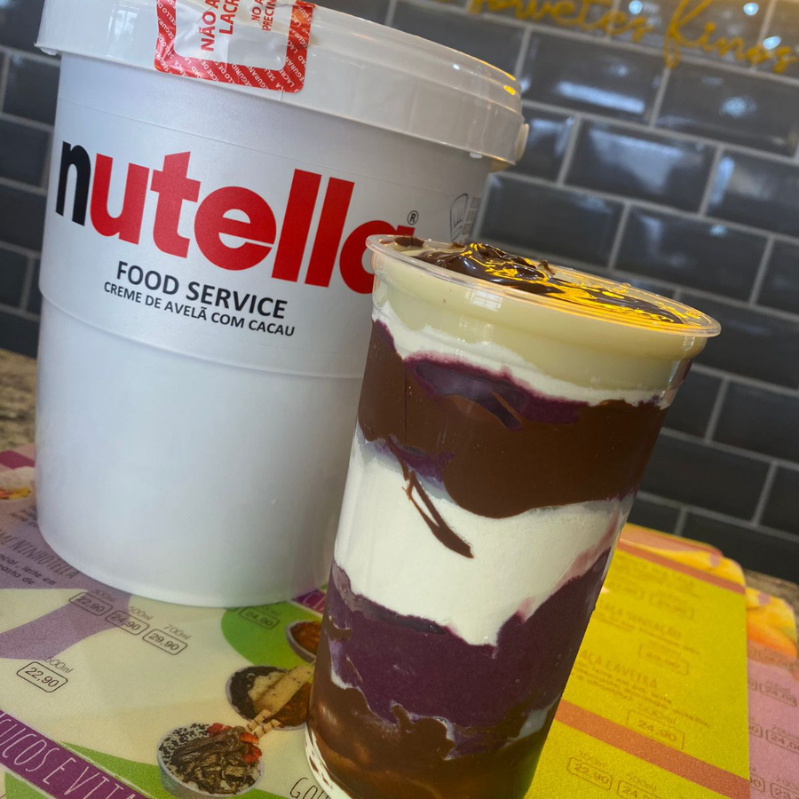 Uma deliciosa Vitamina de açaí Cremoso, Acompanhada de um Maravilho Creme Ninho e Nutella de Verdade.