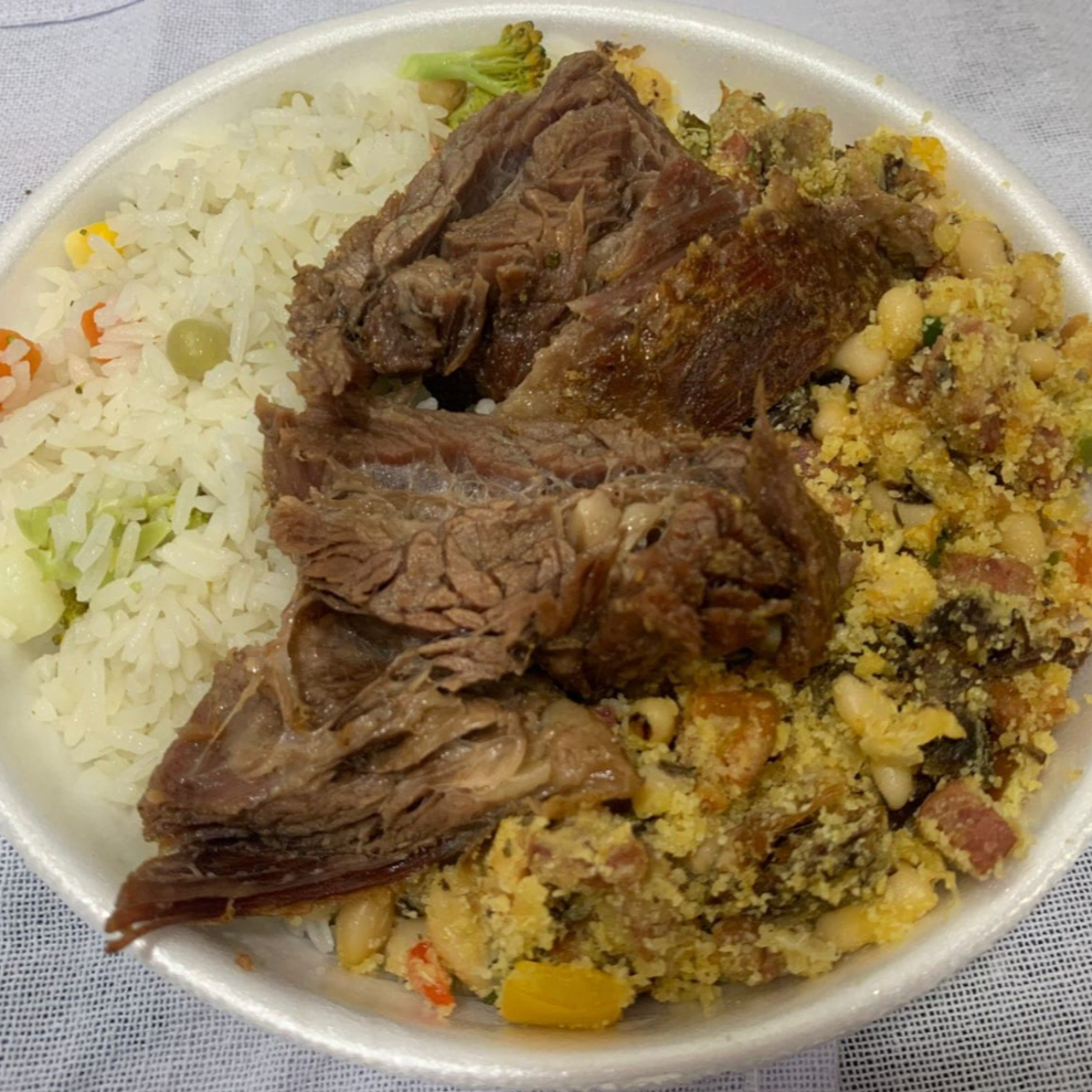 Acompanha, Feijão tropeiro, fraldinha e arroz grego. (Tamanho P 300g)