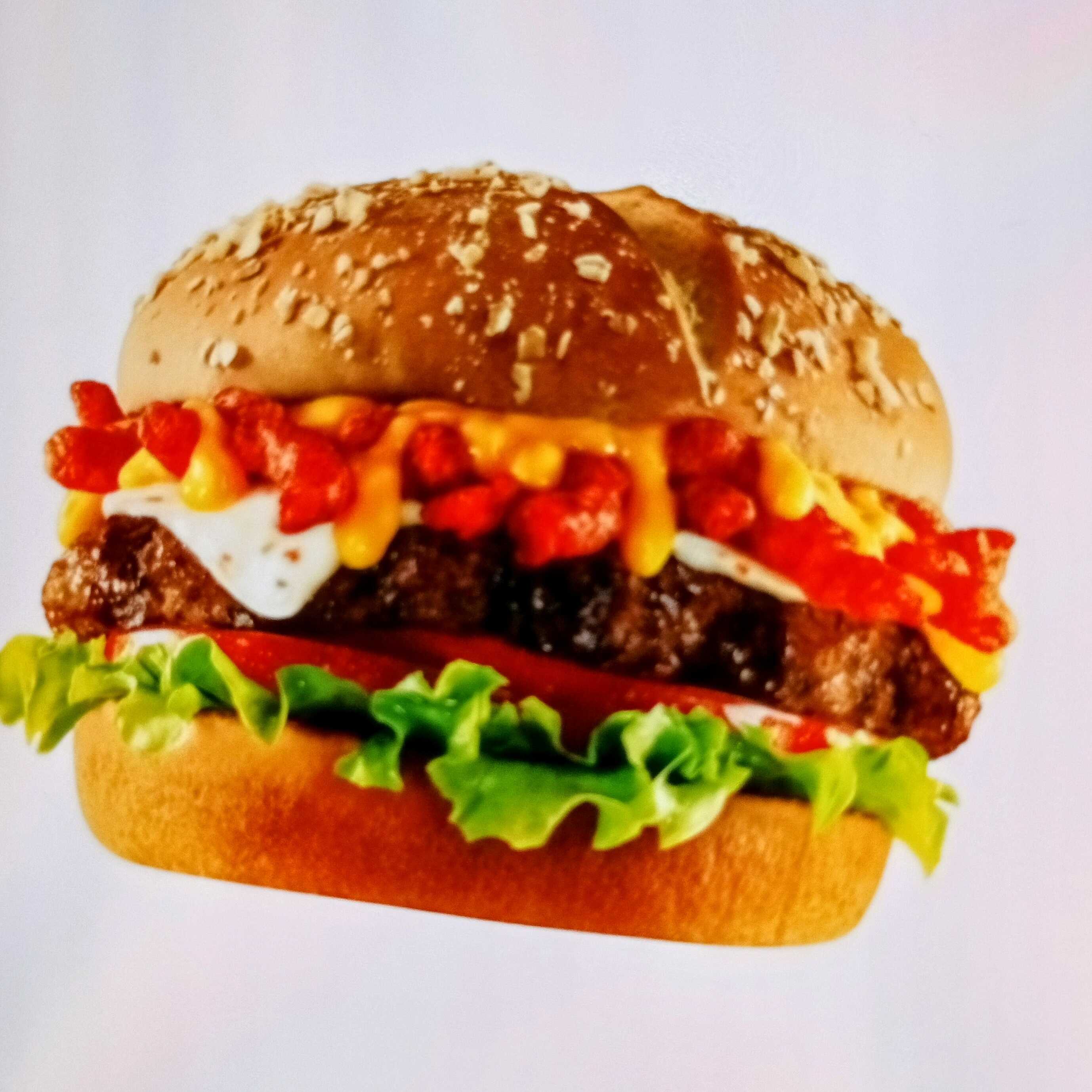 Hamburguesa con Chetos Flamin Hot incluye Papas