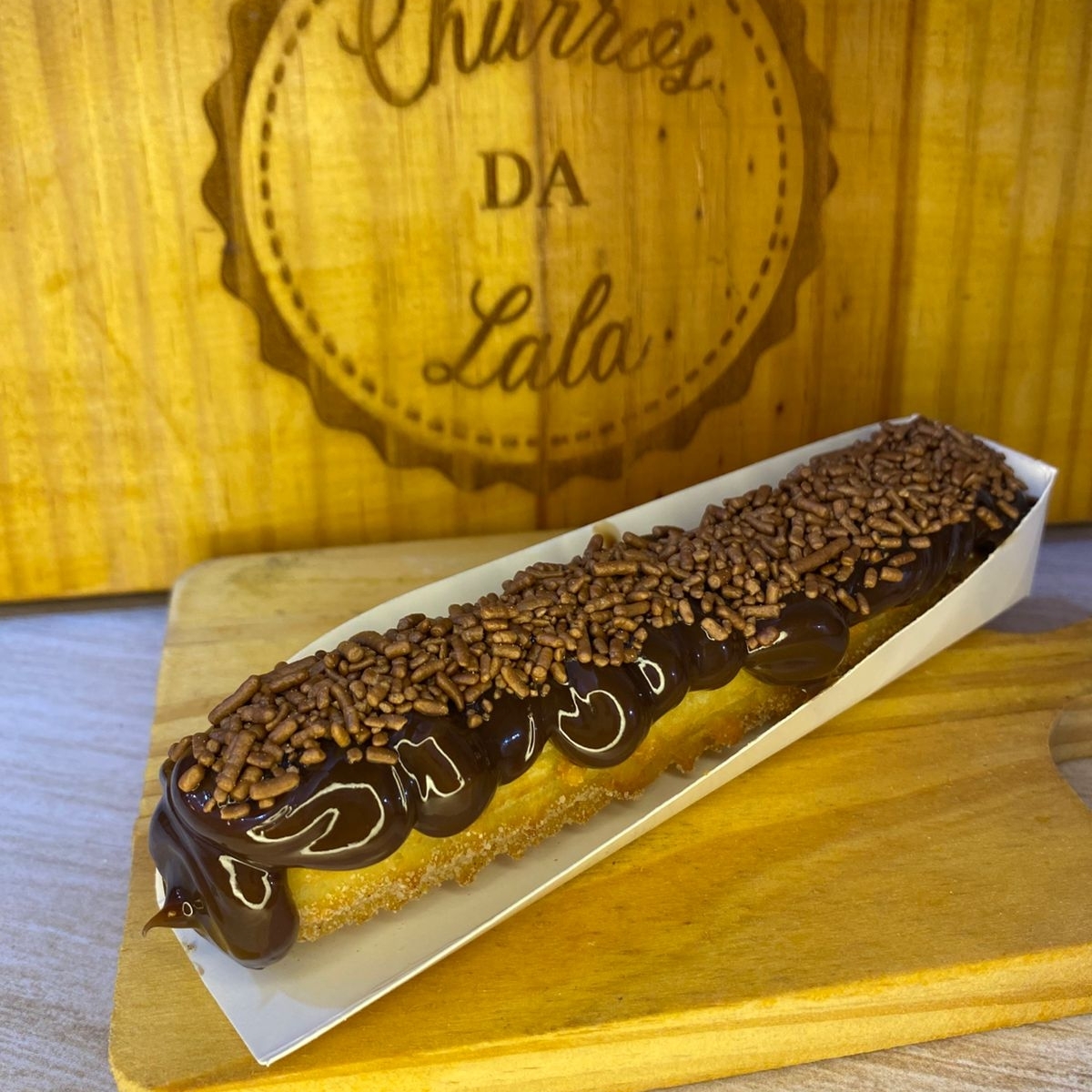 massa fresca, artesanal, feita todos os dias, bem fritinho e crocante, envolvido em açúcar e canela com recheio cremoso de chocolate por dentro e fora, com granulado a sua escolha.