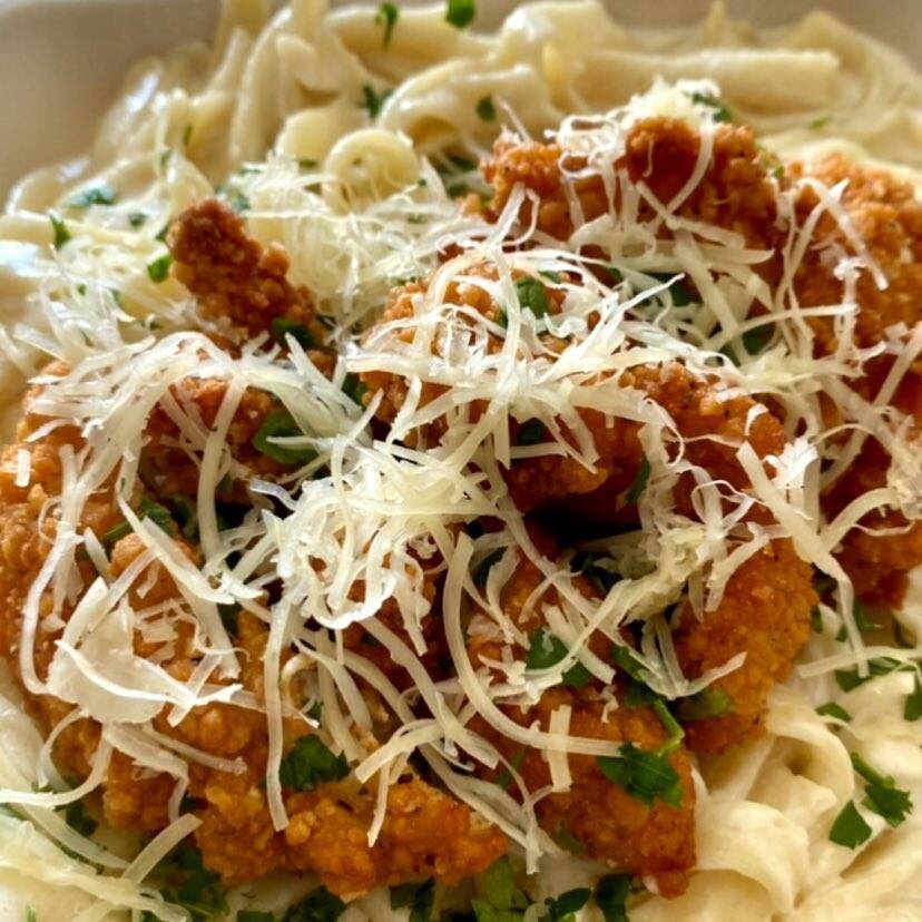 Pasta Alfredo con Pollo Empanizado