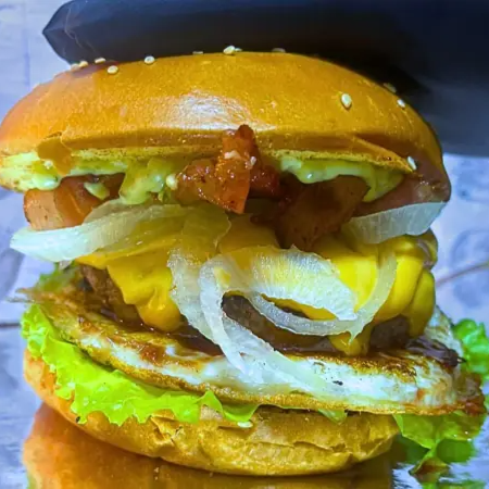 Pão de Brioche ,Blend Bovino (160g) Cebola, Ovo, Bacon, Cheddar ( ou Catupiry) ,Alface , Tomate ,Maionese Verde da Casa.