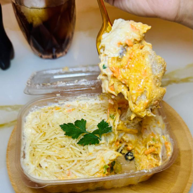 Contém uma camada de pão de forma, requeijão, recheio de frango cremoso (frango, azeitona, cenoura ralada, uva passa e maionese) e purê de batata. Finalizada com batata palha.