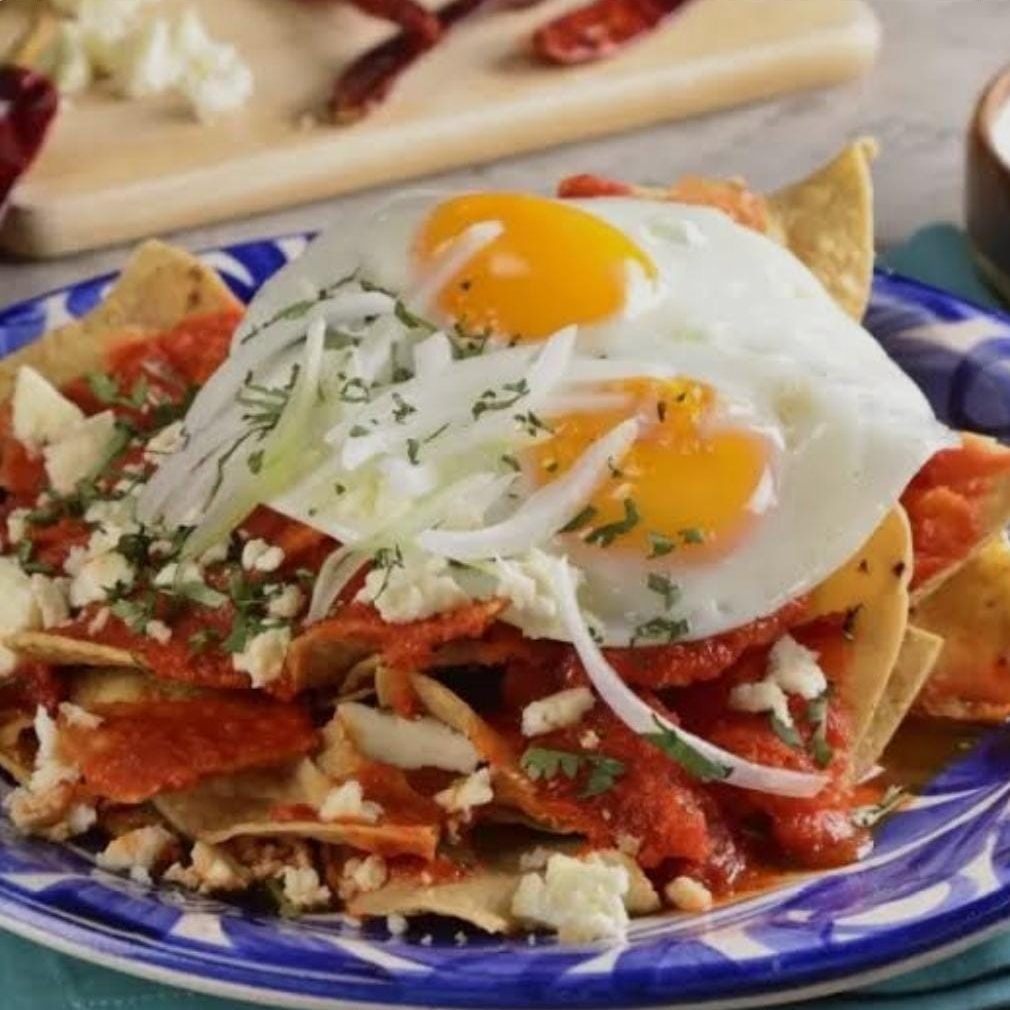 Chilaquiles Rojos con 2 Huevos Estrellados.