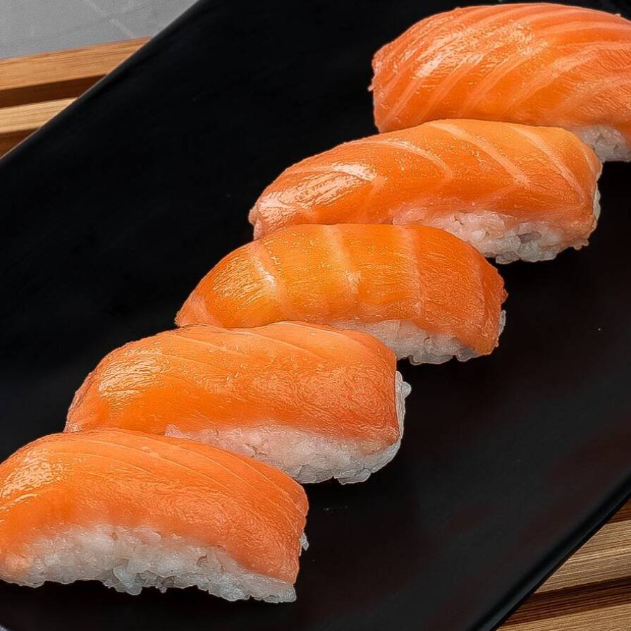 Fatia de salmão fresquinho e arroz (5 unidades).