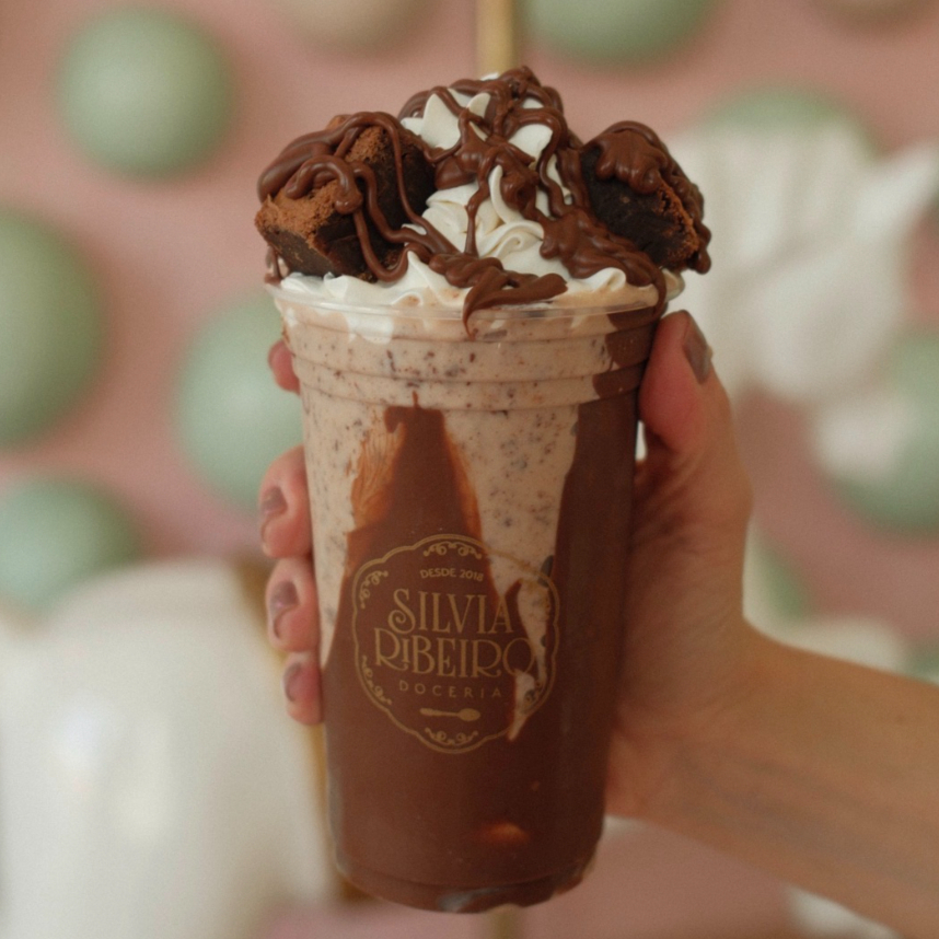 Sorvete de Ninho, brigadeiro Belga, Nutella, pedaços de brownie e chantilly.
