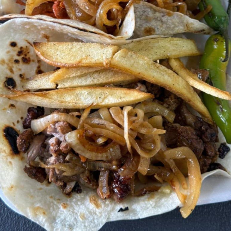 TACO PLACERO DE SIRLOIN PAPAS Y CEBOLLA