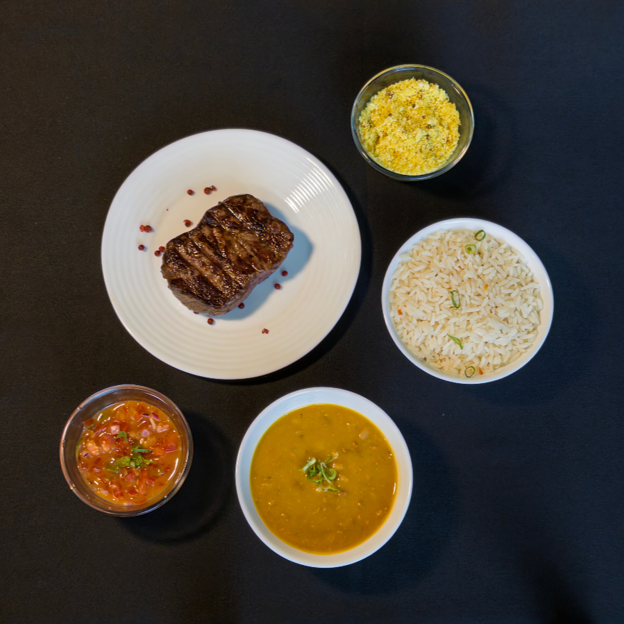 Acompanhamentos: Arroz branco soltinho, feijão, vinagrete, farofa e acompanhamento especial do dia