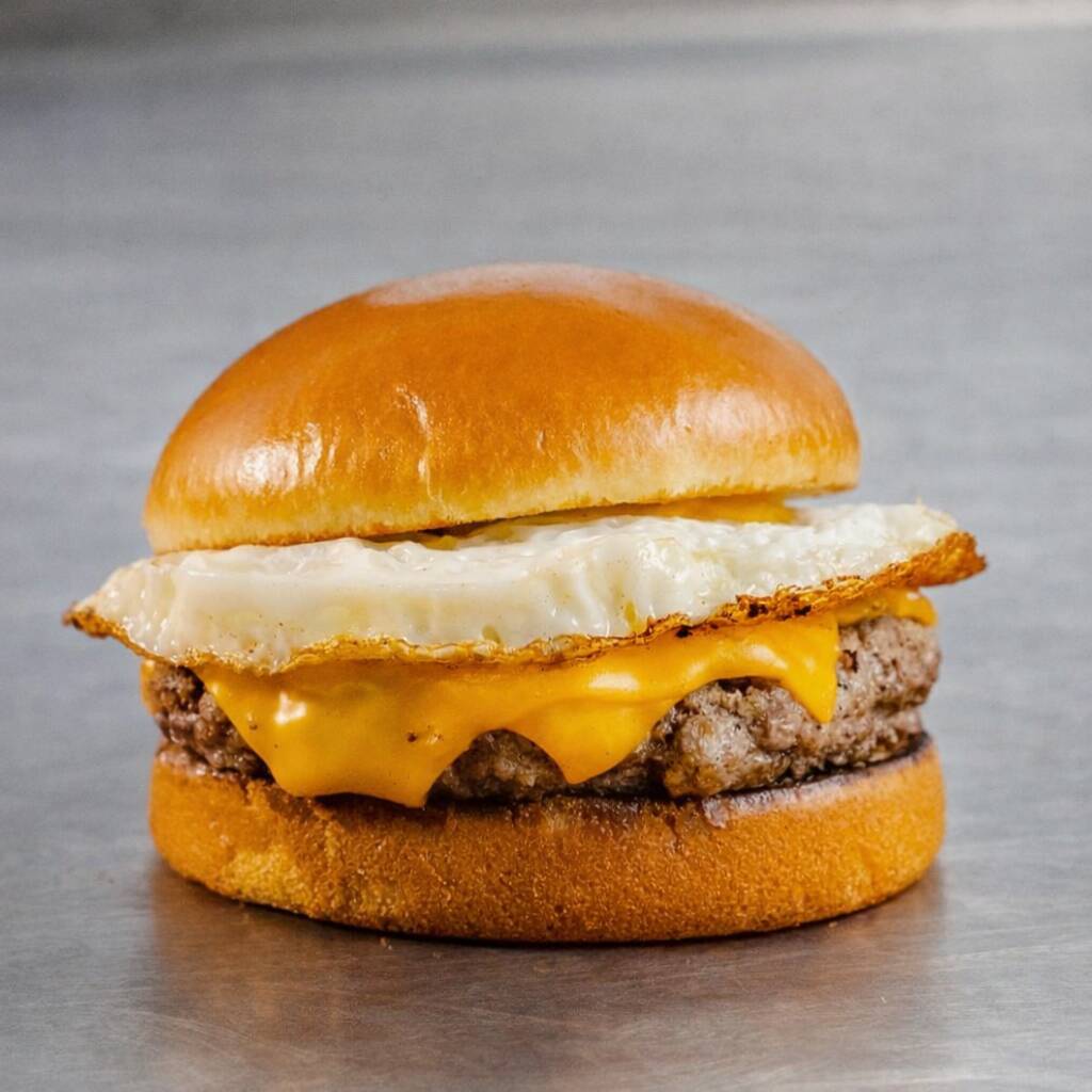 130g carne , pão chapeado na manteiga de garrafa , queijo mussarela, ovo e maionese caseira, alface e tomate