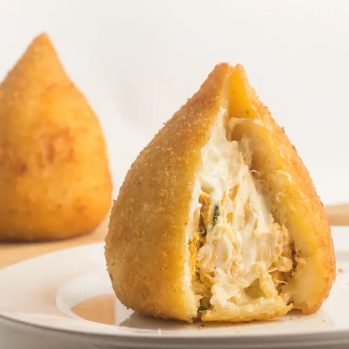 Coxinha recheada com uma mistura deliciosa de frango e requeijão, envolta em uma massa crocante e saborosa.