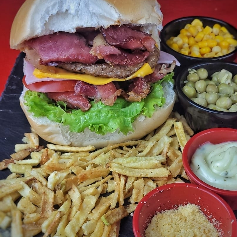 Saboroso lanche com Pão bola , carne, queijo cheddar, presunto , 2x bacon, ketchup , molho especial da casa , milho , ervilha , batata palha, alface, tomate e queijo ralado. #hotdog#bacon#cheddar#picanha#xtudo#xsalada#burguer#cachorroquente