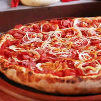 Massa tradicional, molho de tomate, calabresa e cebola.