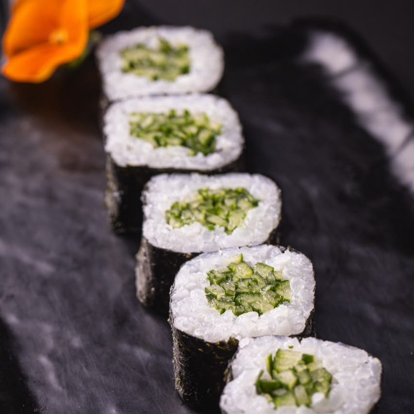 5 peças - Hossomaki Pepino: clássico japonês preparado com arroz japonês e alga nori, recheado com pepino fresco e crocante. Uma opção leve, refrescante e perfeita para quem aprecia os sabores tradicionais da culinária japonesa! 🥒🍣✨