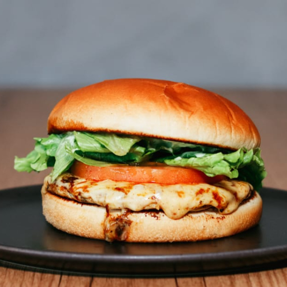 x-salada gourmet, vindo com pão brioche, maionese Artesanal, Smash burguer artesanal 80g, Alface americana, tomate, picles, cebola roxa, rúcula, queijo (cheddar, prato ou cream cheese)