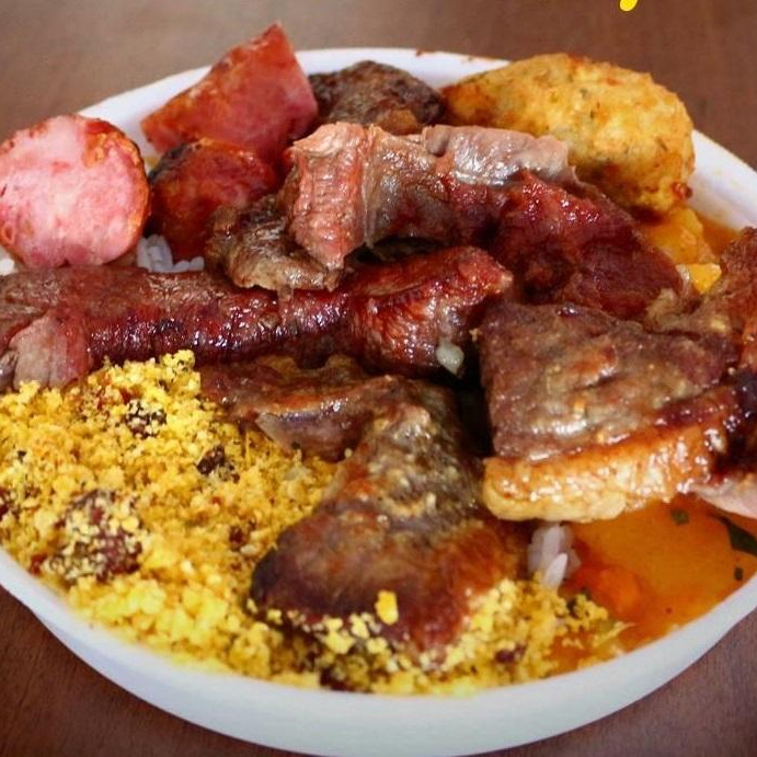 Delicioso prato com 3 proteínas. Arroz, Feijão, Batata Assada, Salada e Farofa .