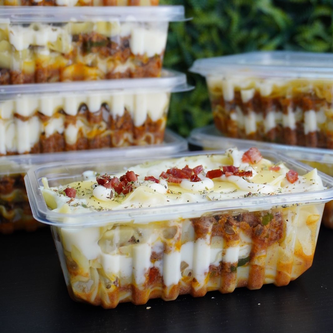 acompanha molho brando,feito com queijo,acompanha mussarela e presunto.