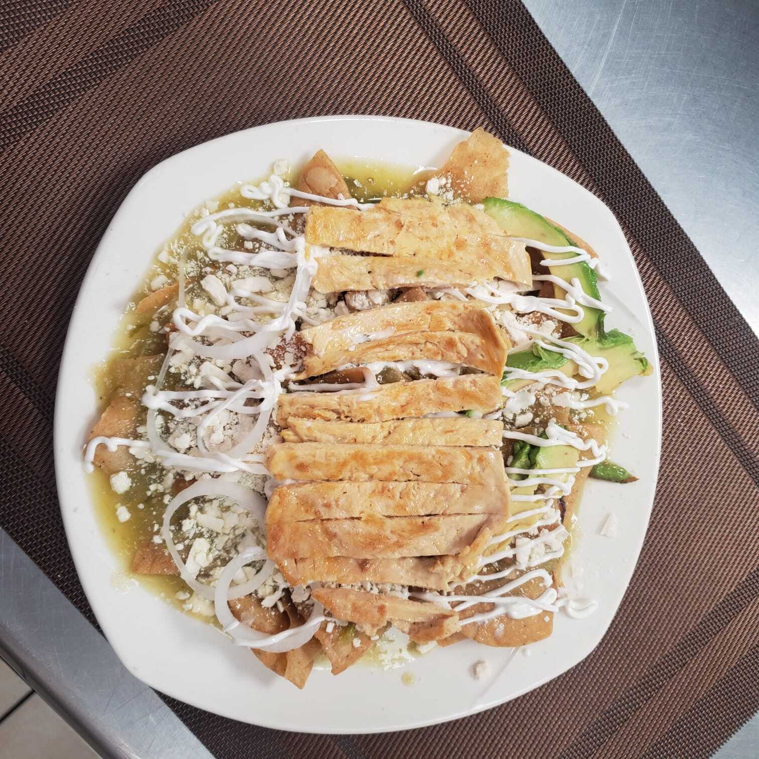 Chilaquiles rojos o verdes con pollo asado