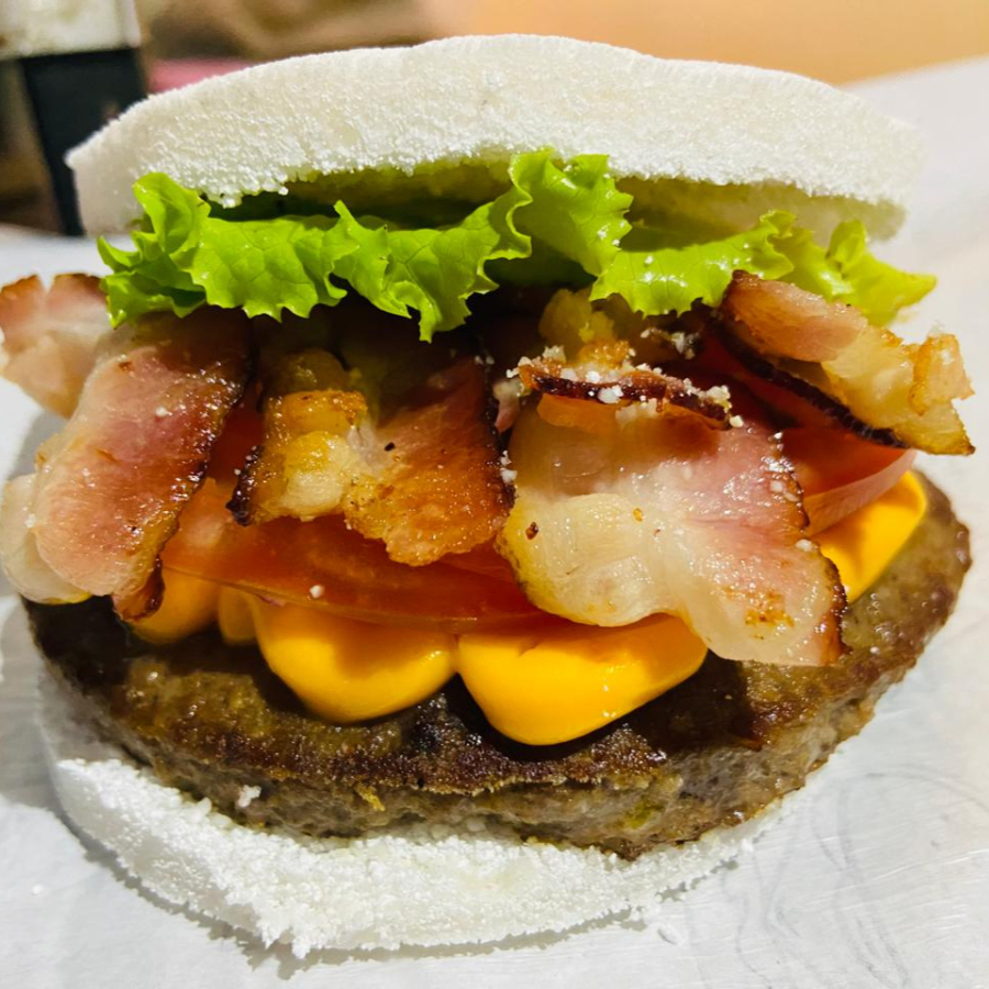 Suculenta carne de picanha(90g),bacon crocante,cheddar cremoso,alface,tomate e cebola roxa.Montado na massa da tapioca.