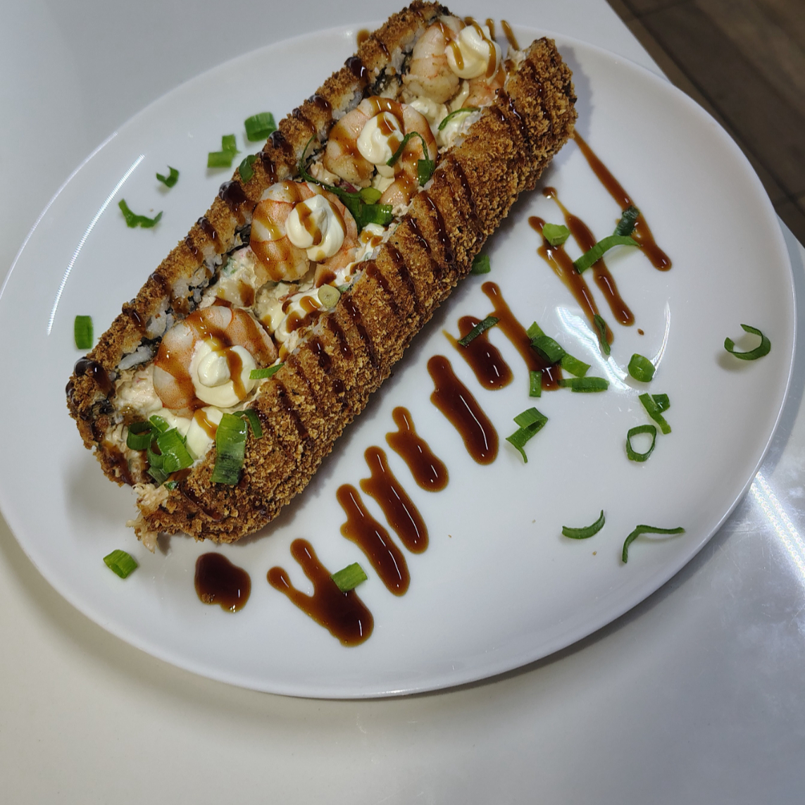 O Nosso Dogão sushi, salmão ,kani e camarão crocante, empanado com arroz e alga ,creme cheese e cebolinha fresca, uma experiência gastronômica única. aproximadamente 400grs