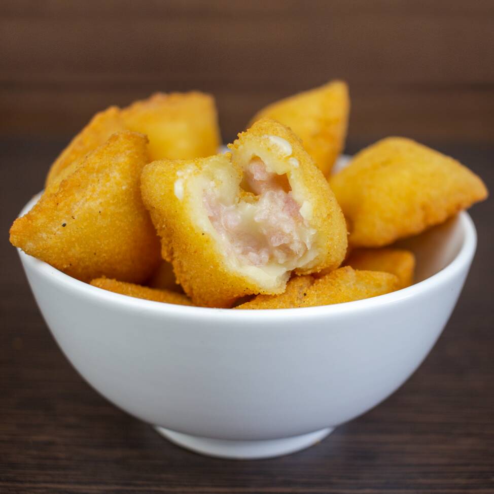 Massa sequinha com recheio maravilhoso de queijo, presunto e orégano.