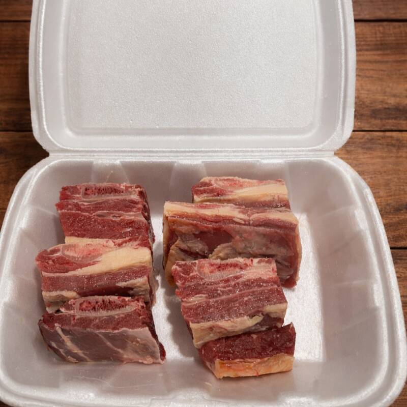 Porção a partir de 200g - Sabor intenso, carne suculenta e ótimo rendimento. Ideal para cozidos em panela de pressão.