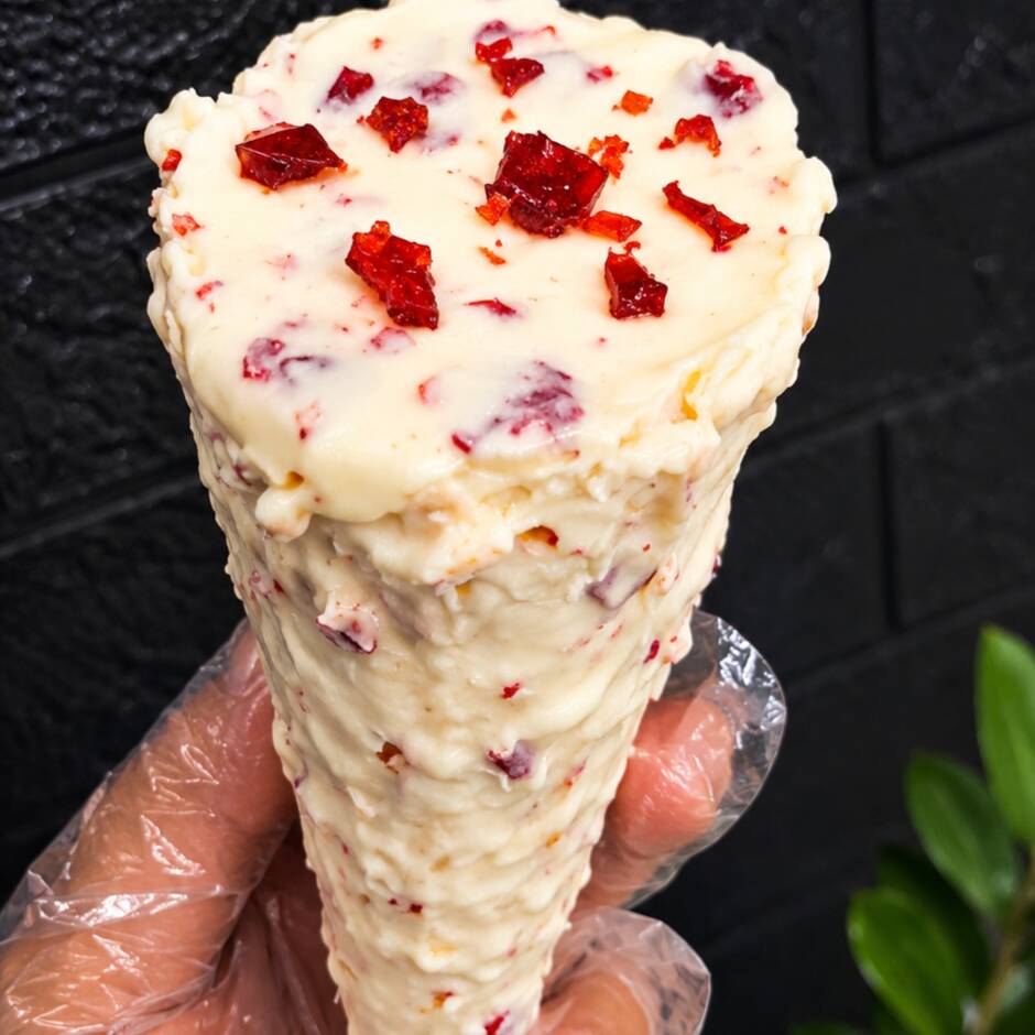 🍓✨ CONE CRAVEJADO — a nova sensação do morango cravejado!
Cone crocante banhado no chocolate branco, coberto com os irresistíveis cristais crocantes do Morango do Amor. Por dentro, camadas de creme de Ninho cremoso + morango fresco, finalizadas com mais chocolate branco e pedacinhos da calda crocante do Morango do Amor. 🤤🍓
Uma combinação de cremosidade, crocância e morango fresco em cada mordida! ❤️