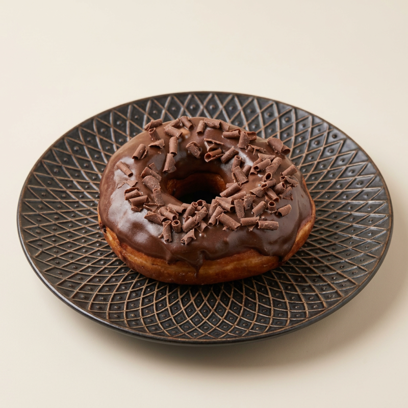 Deliciosa cobertura de Chocolate Ao Leite com Raspas de Chocolate Ao Leite.