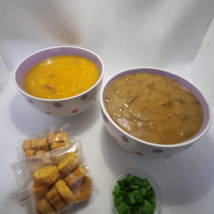 Combo de Um saboroso Caldo de mandioca com Fraldinha desfiada + Caldo de Kenga super cremoso. Acompanha Torrada e Cebolinha.
