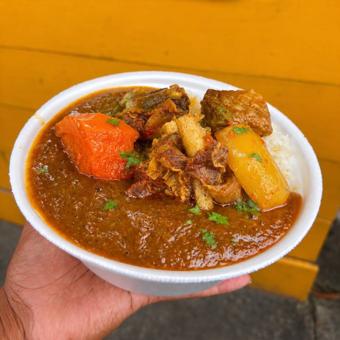 Boi guisado bem temperado e suculento, servido com arroz branco soltinho e pirão cremoso, uma combinação clássica e irresistível.(serve 1 pessoa)