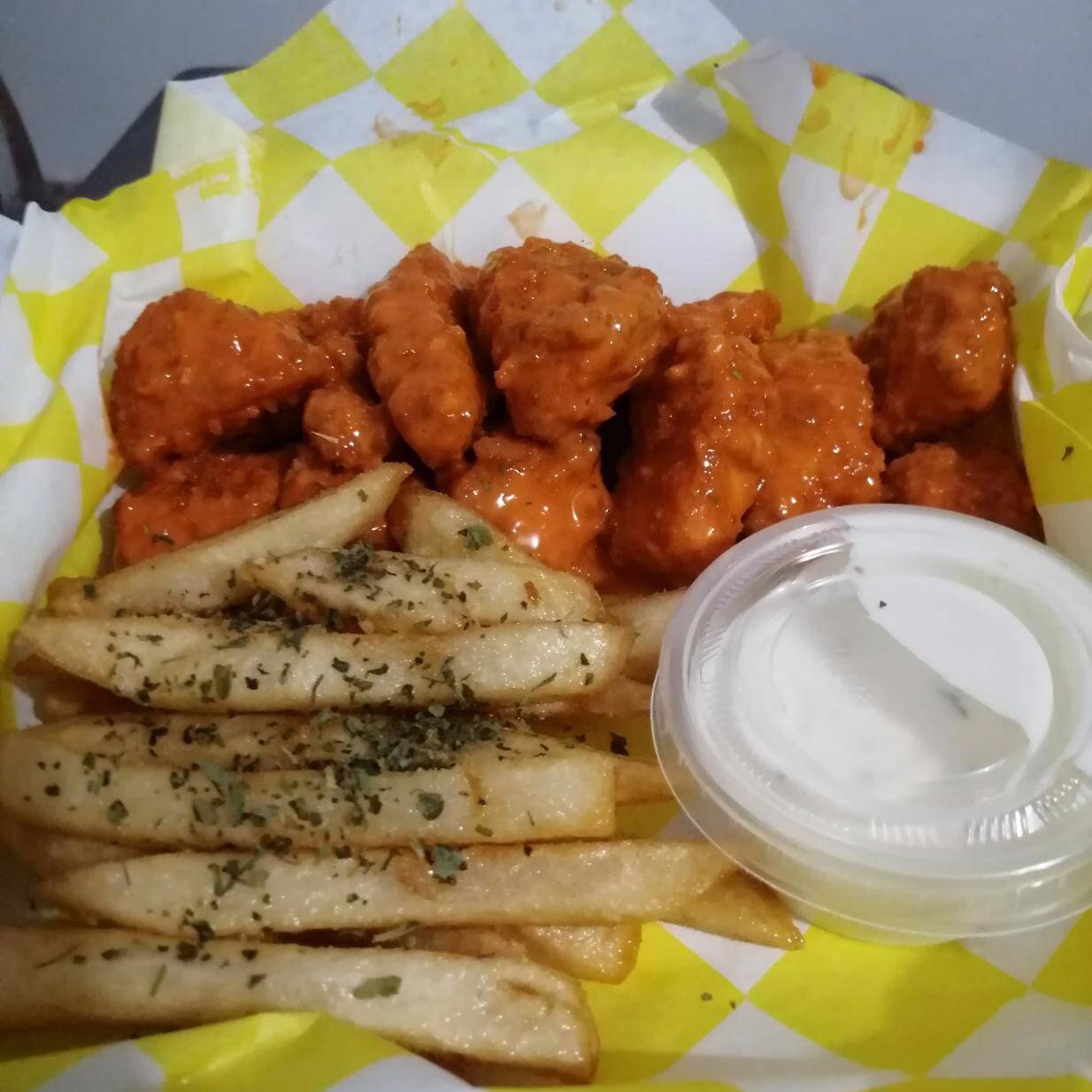 Boneless y Papas con Topping Ranch/Capsup