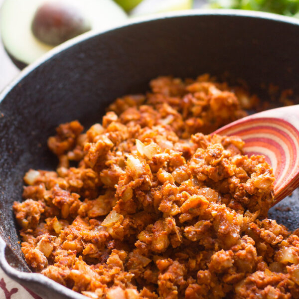 Chilaquiles rojos con chorizo vegetarino