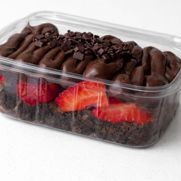 Uma sobremesa simplesmente irresistível! Base de brownie super macio e chocolatudo, com pedaços de morangos e um delicioso creme de chocolate, finalizado com granulado de chocolate nobre.Uma explosão de sabor a cada colherada — perfeita para quem ama chocolate e quer se presentear com uma sobremesa incrível