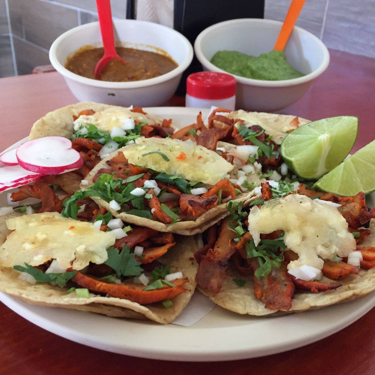Taco al pastor con queso.