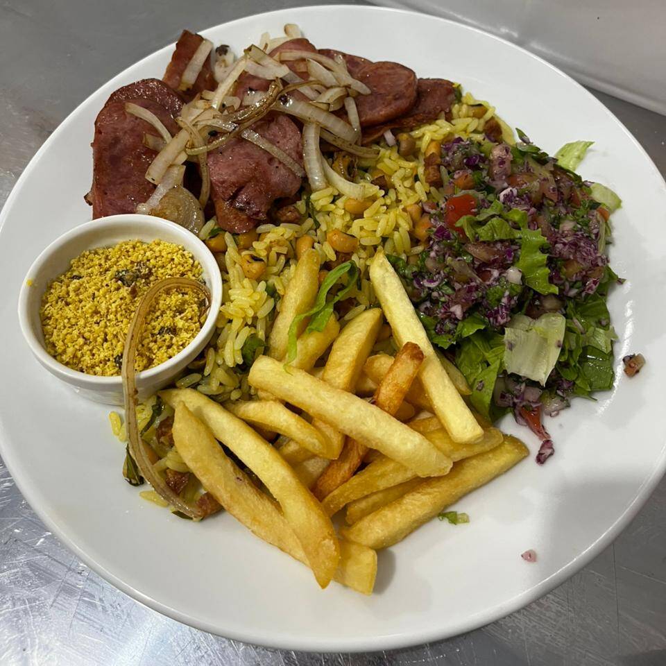 Calabresa fatiada e acebolada na chapa bem quente. Acompanha arroz branco, salada fresca e farofa.