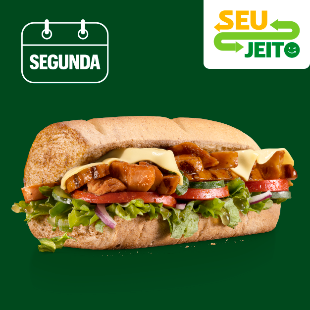 Com pedaços de peito de frango e molho teriyaki