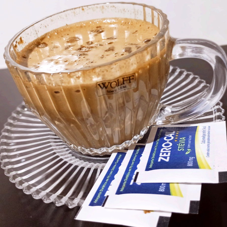 Sem açúcar, com cacau, canela e leite integral. Sabor equilibrado, cremoso e servido quente em copo térmico.