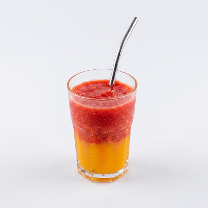 Suco de laranja natural com morango congelado batido. Contém 200ml.