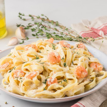 Fettuccine ao molho branco cremoso com camarões frescos, preparado com temperos leves e sabor marcante. Uma opção deliciosa e sofisticada, perfeita para quem gosta de frutos do mar. Aproximadamente 500g.