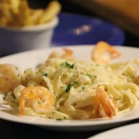Fetuccini Alfredo con Camarones