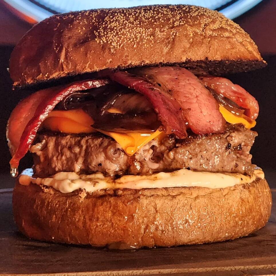 Pão australiano, maionese da casa, carne bovina, cebola caramelizada, cheddar e bacon coberto por molho barbecue