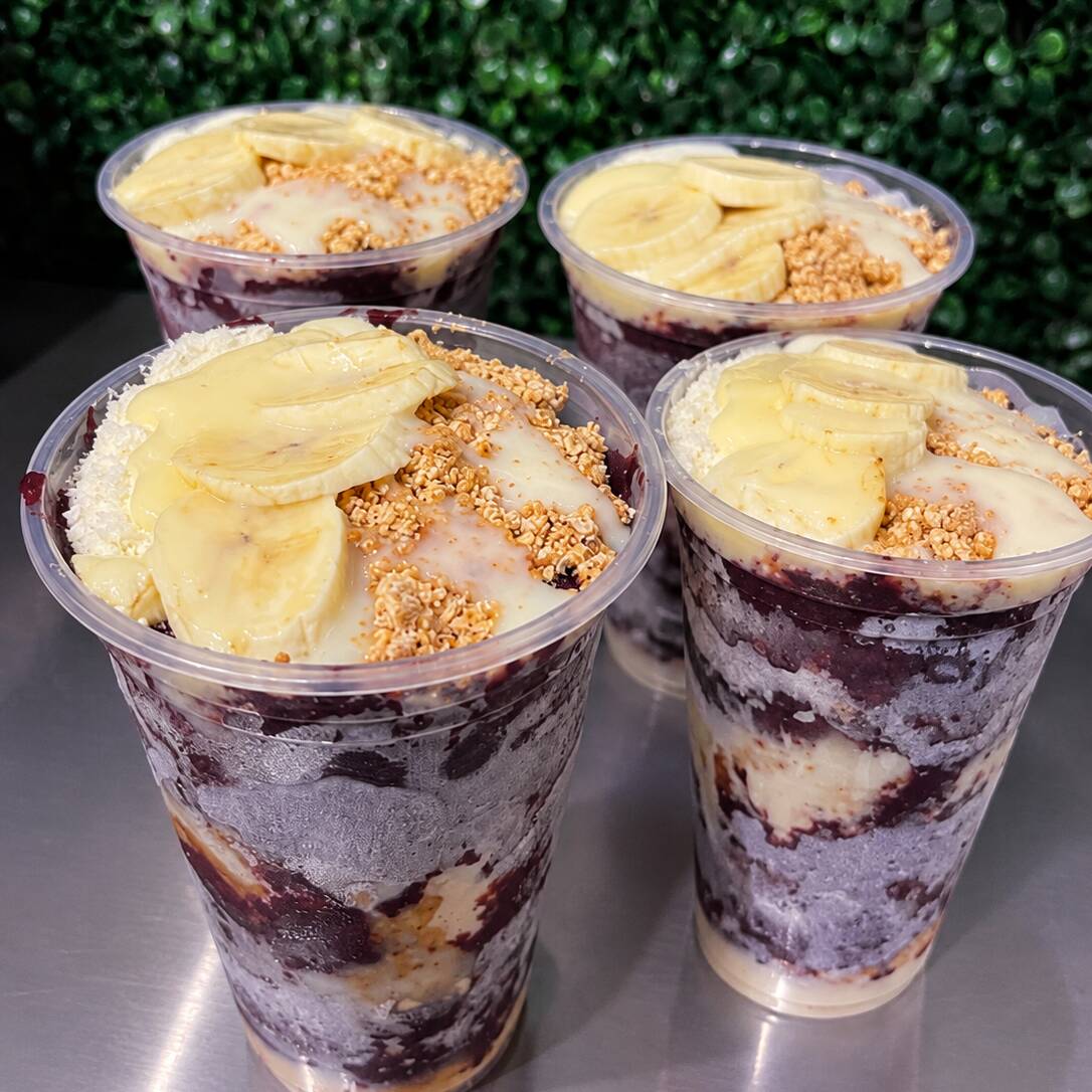 4 copos de açaí tradicional - açaí, leite em pó, paçoca, banana e leite condensado.