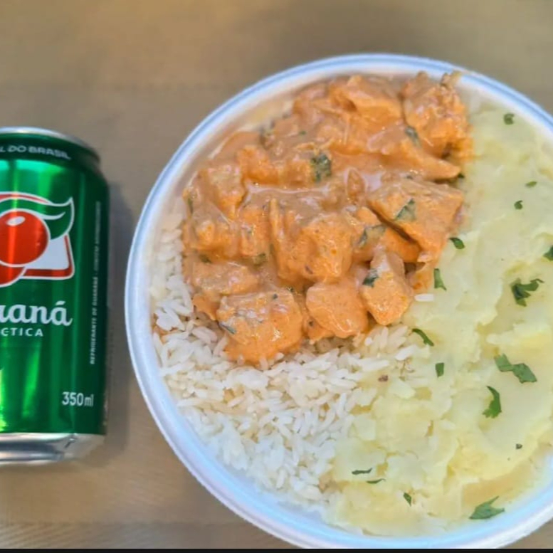 Marmita com delicioso filé de frango ao molho strogonoff acompanhado de arroz branco e purê de batata. Acompanha refrigerante lata Guaraná Antárctica lata 350ml. Marmita indicada para 01 pessoa.