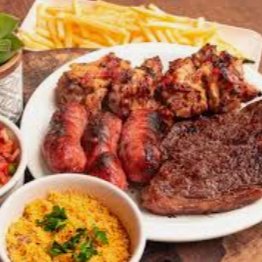 Contra-Filé, Frango Grelhado, Lombinho, Linguiça Calabresa, arroz, feijão, farofa de ovos e mais um acompanhamento a sua escolha.