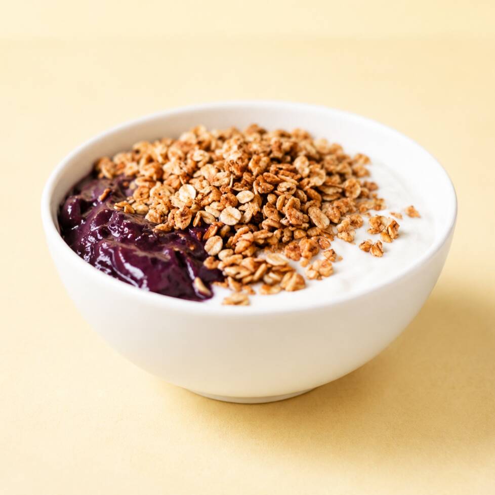 Personalize sua tigela de cupuaçu do seu jeito! Escolha 4 acompanhamentos, 2 frutas fresquinhas e 1 calda deliciosa – tudo sem custo extra. Uma experiência refrescante e saborosa feita sob medida pra você!